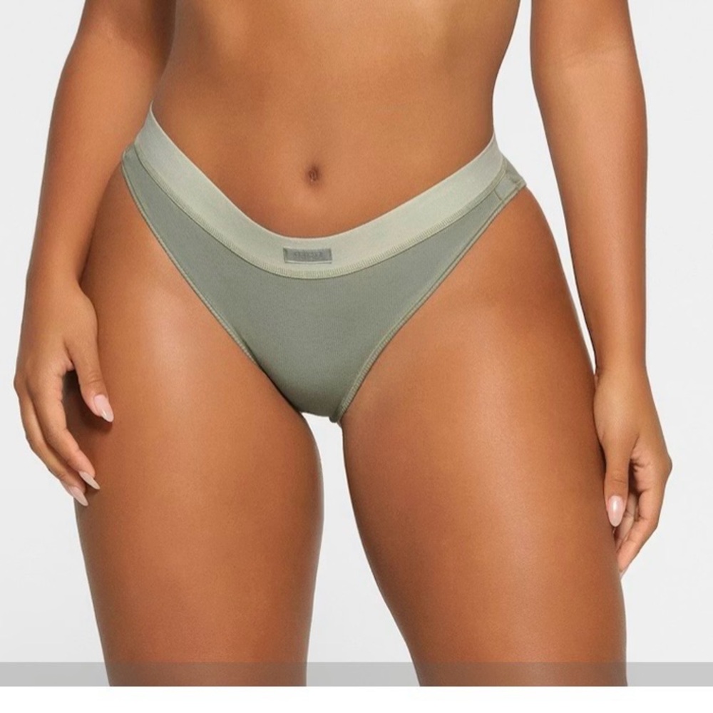 SKIMS Mid-Rise Brief